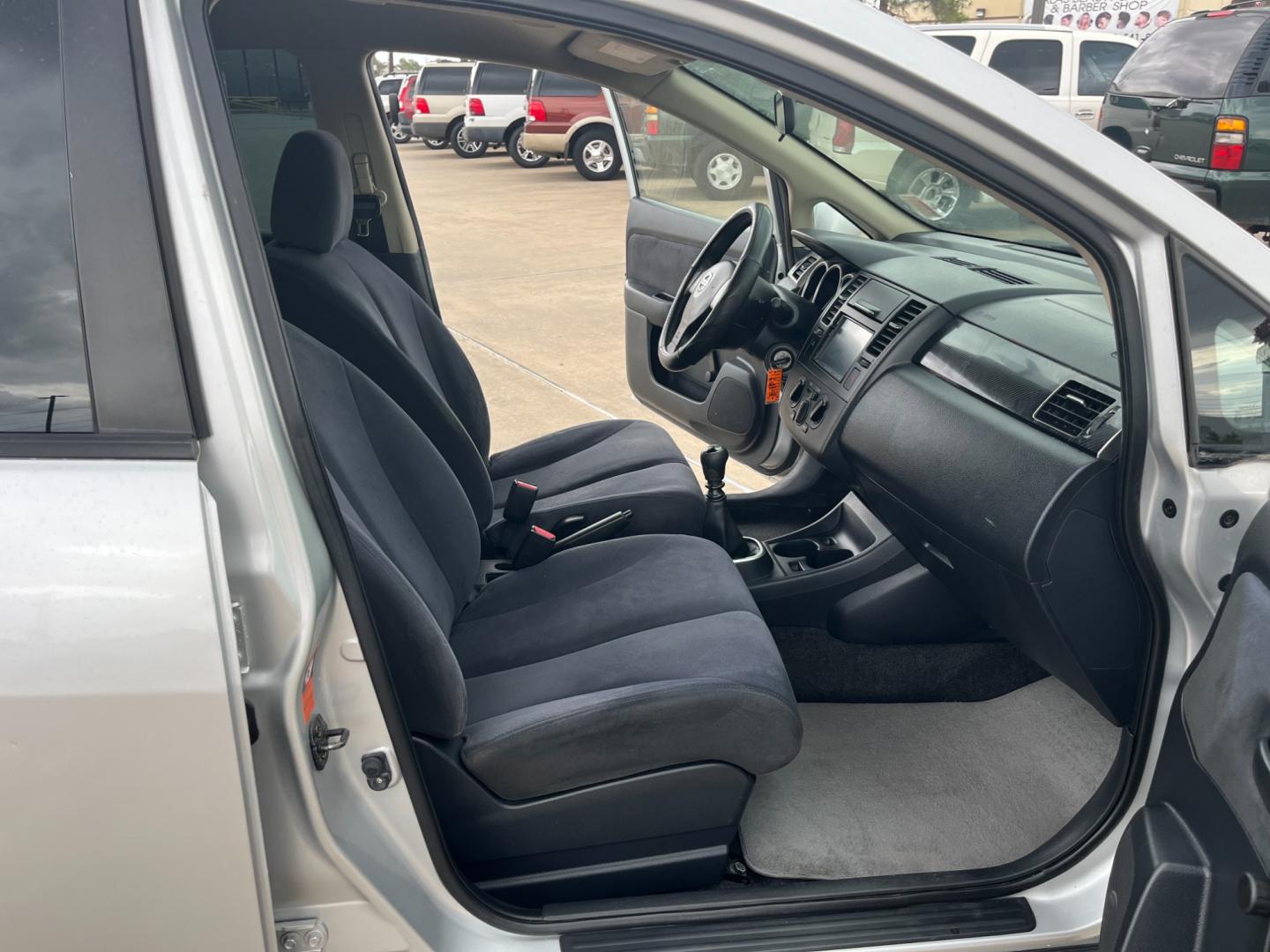 2009 SILVER /black Nissan Versa 1.8 S Hatchback (3N1BC13E09L) with an 1.8L L4 DOHC 16V engine, Manual transmission, located at 14700 Tomball Parkway 249, Houston, TX, 77086, (281) 444-2200, 29.928619, -95.504074 - Photo#11